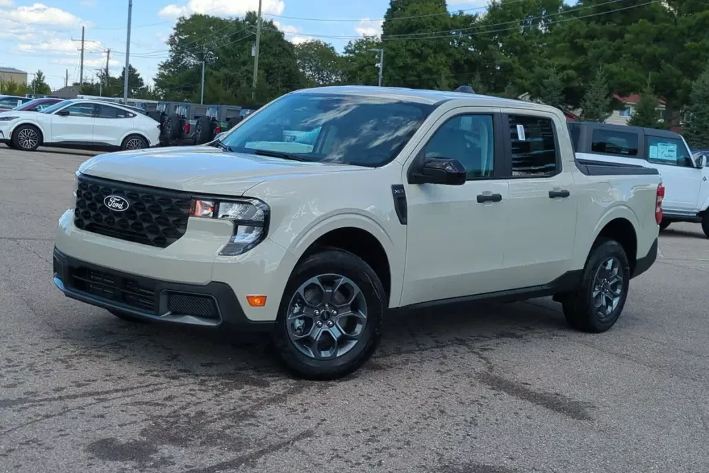 2025 Ford Maverick XLT photo 1