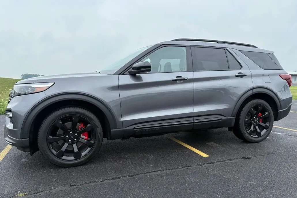 2023 Ford Explorer ST photo 1