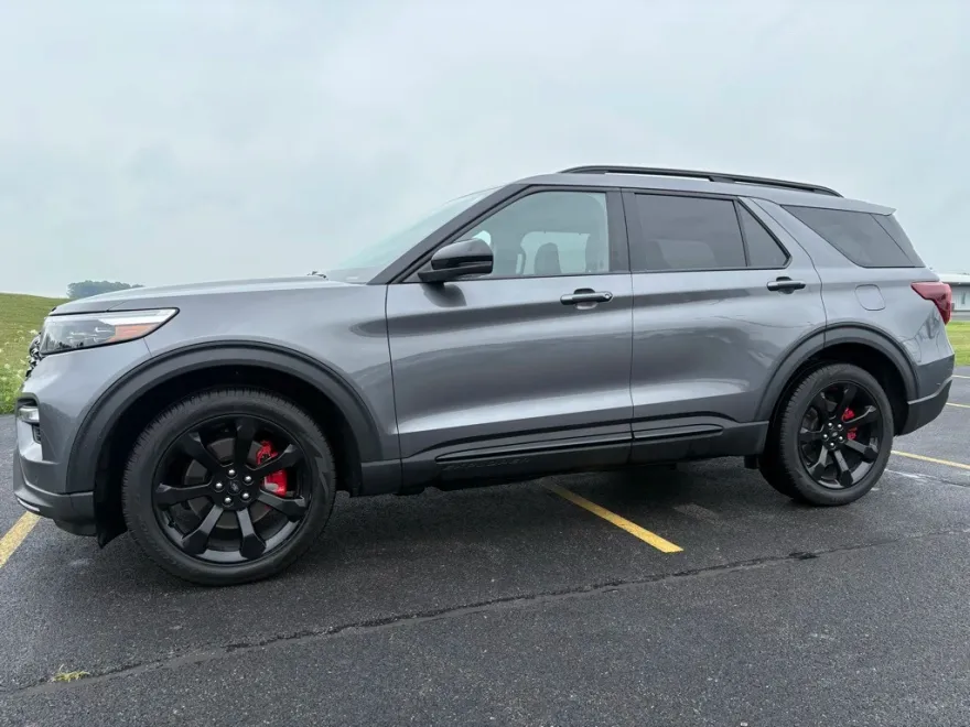 2023 Ford Explorer ST photo 1