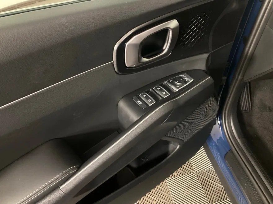 2025 Kia Sorento S photo 1