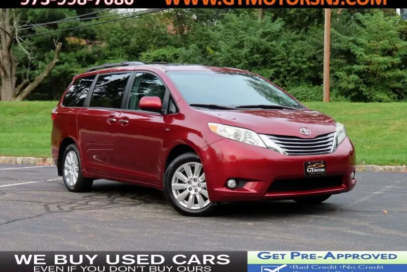 2017 Toyota Sienna Limited XLE Premium photo 1