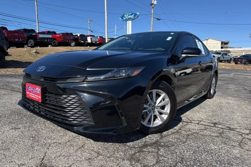 2025 Toyota Camry LE photo 1