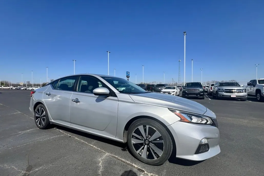 2022 Nissan Altima 2.5 SV photo 1