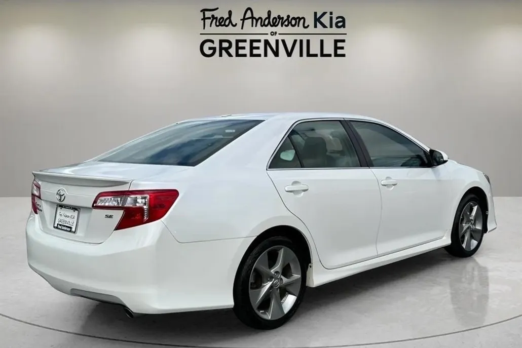 2012 Toyota Camry SE photo 1