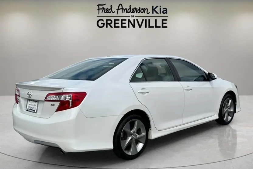 2012 Toyota Camry SE photo 1