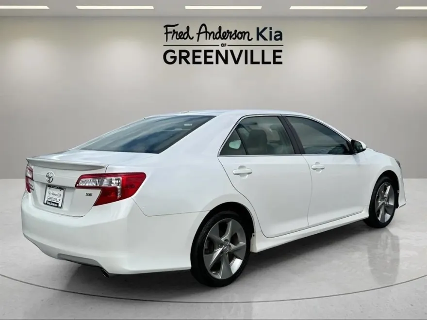 2012 Toyota Camry SE photo 1