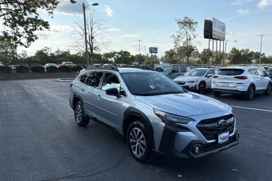 2023 Subaru Outback Premium photo 1
