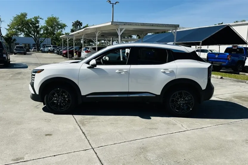 2025 Nissan Kicks SR photo 1