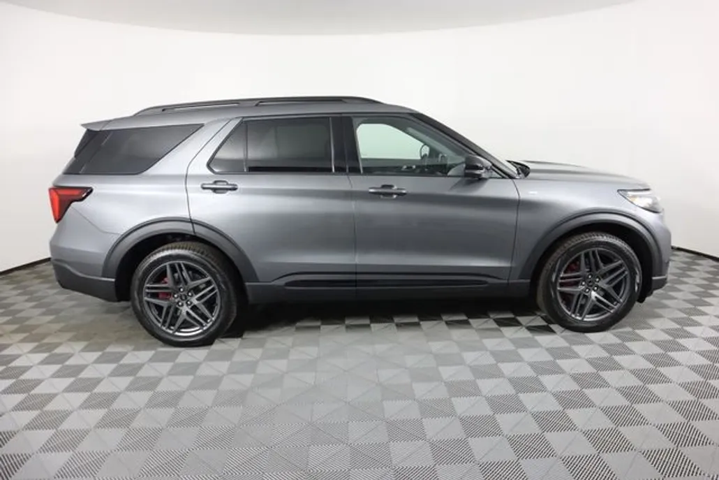 2025 Ford Explorer ST-Line photo 1