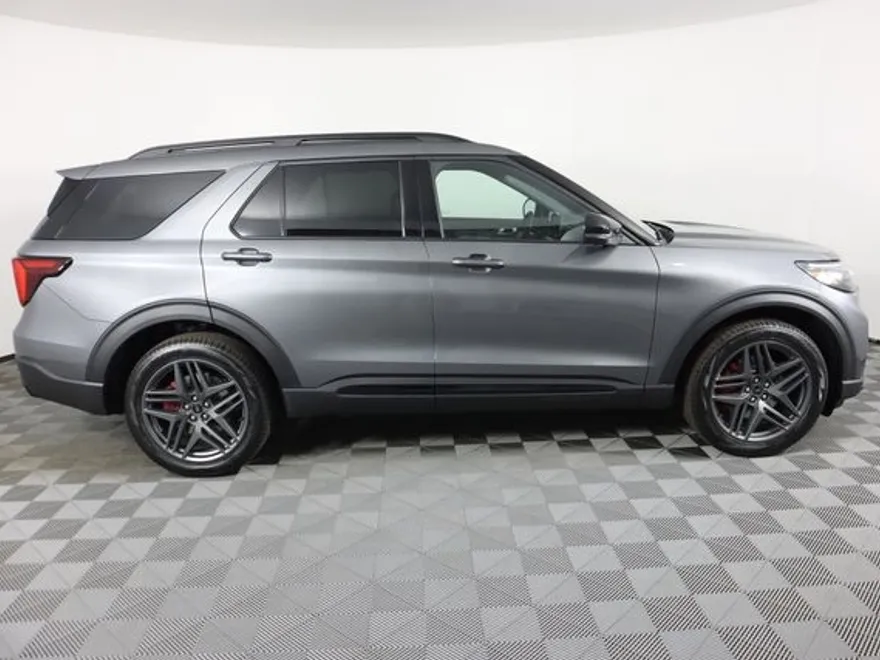 2025 Ford Explorer ST-Line photo 1
