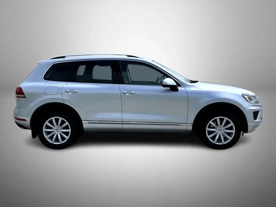 2017 Volkswagen Touareg V6 Sport photo 1