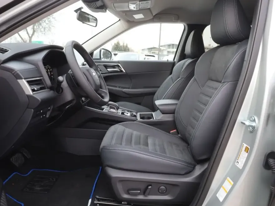 2025 Mitsubishi Outlander PHEV SE photo 23