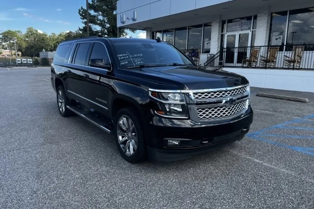 2019 Chevrolet Suburban LT photo 1