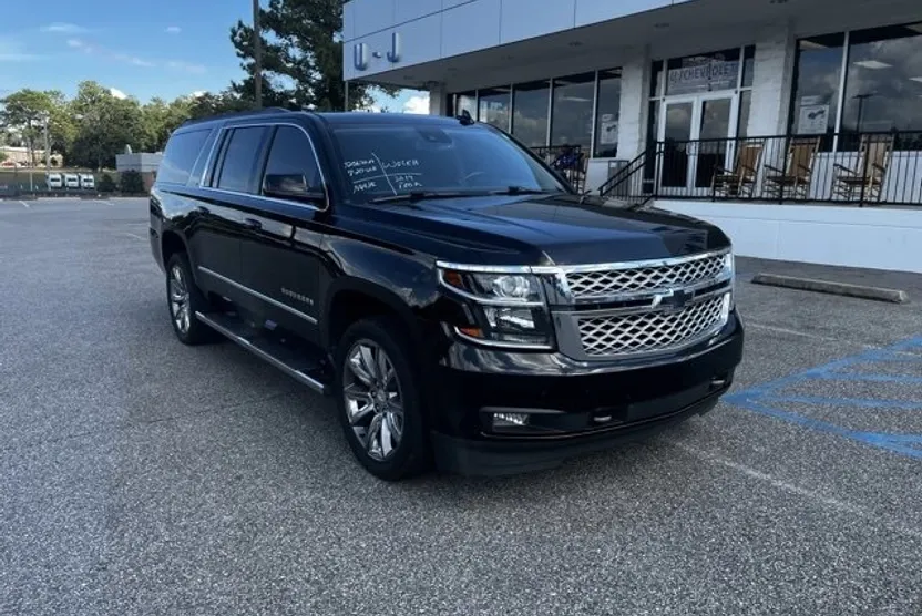 2019 Chevrolet Suburban LT photo 1