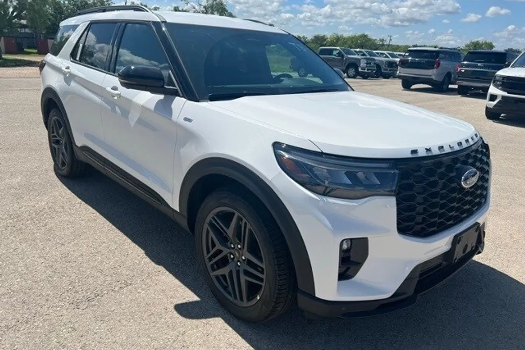 2025 Ford Explorer ST-Line photo 1