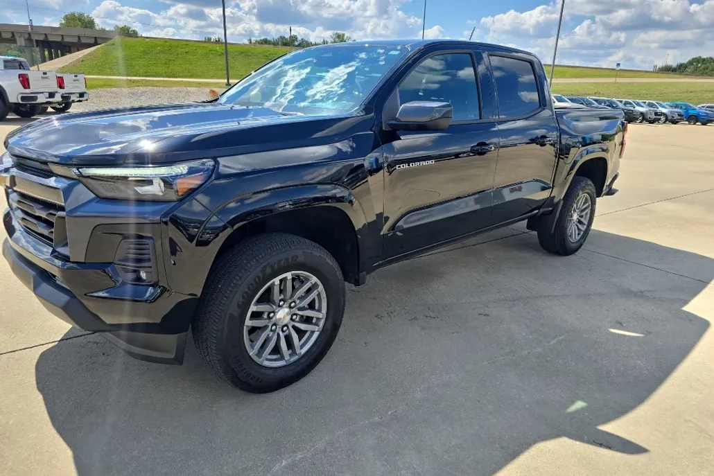 2024 Chevrolet Colorado LT photo 1