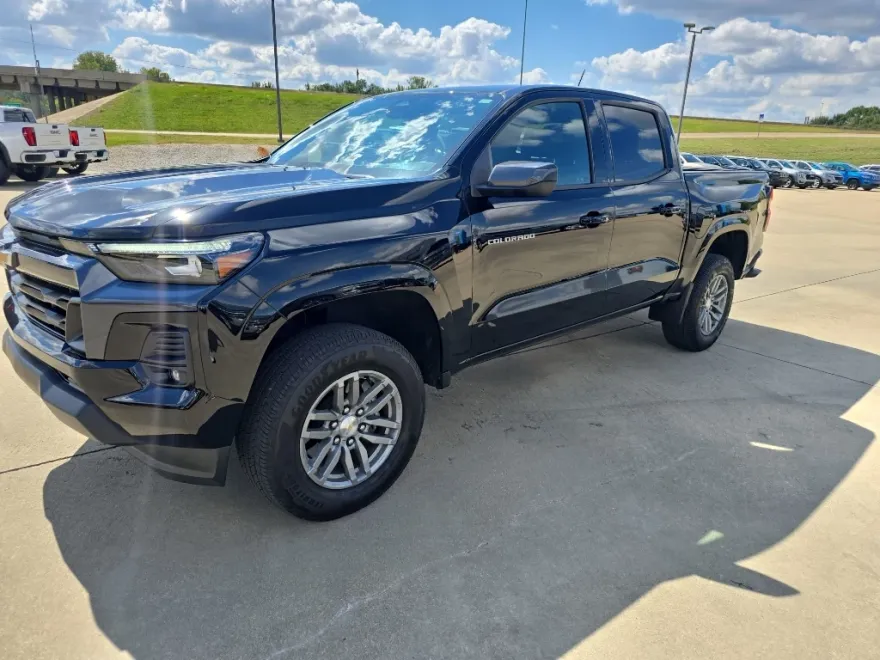 2024 Chevrolet Colorado LT photo 1