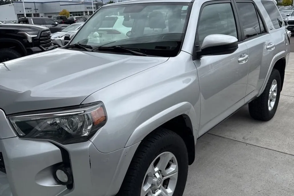 2019 Toyota 4Runner SR5 photo 1