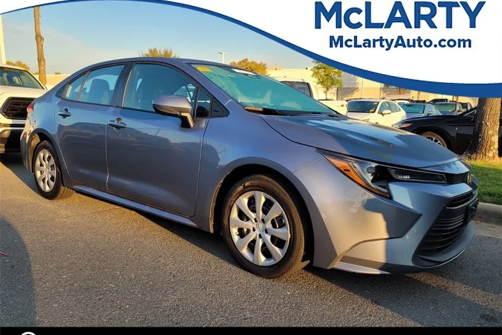 2023 Toyota Corolla LE photo 1