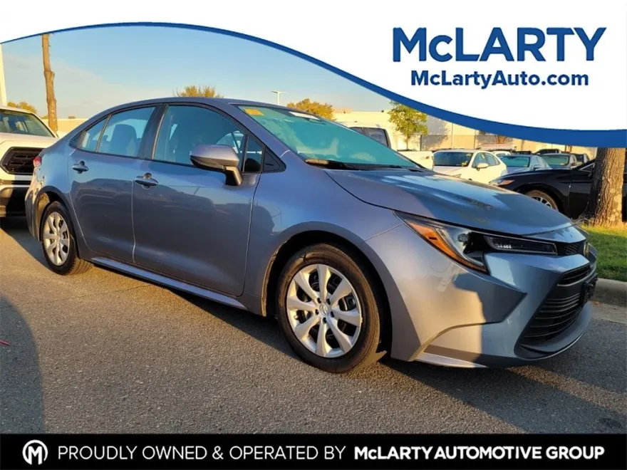 2023 Toyota Corolla LE photo 1