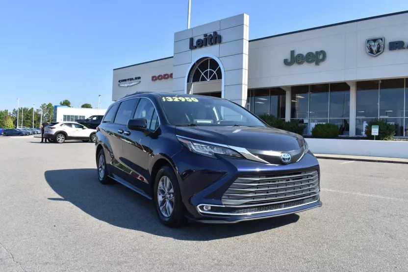 2022 Toyota Sienna XLE photo 1