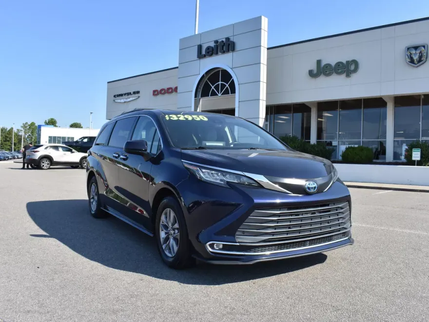 2022 Toyota Sienna XLE photo 1