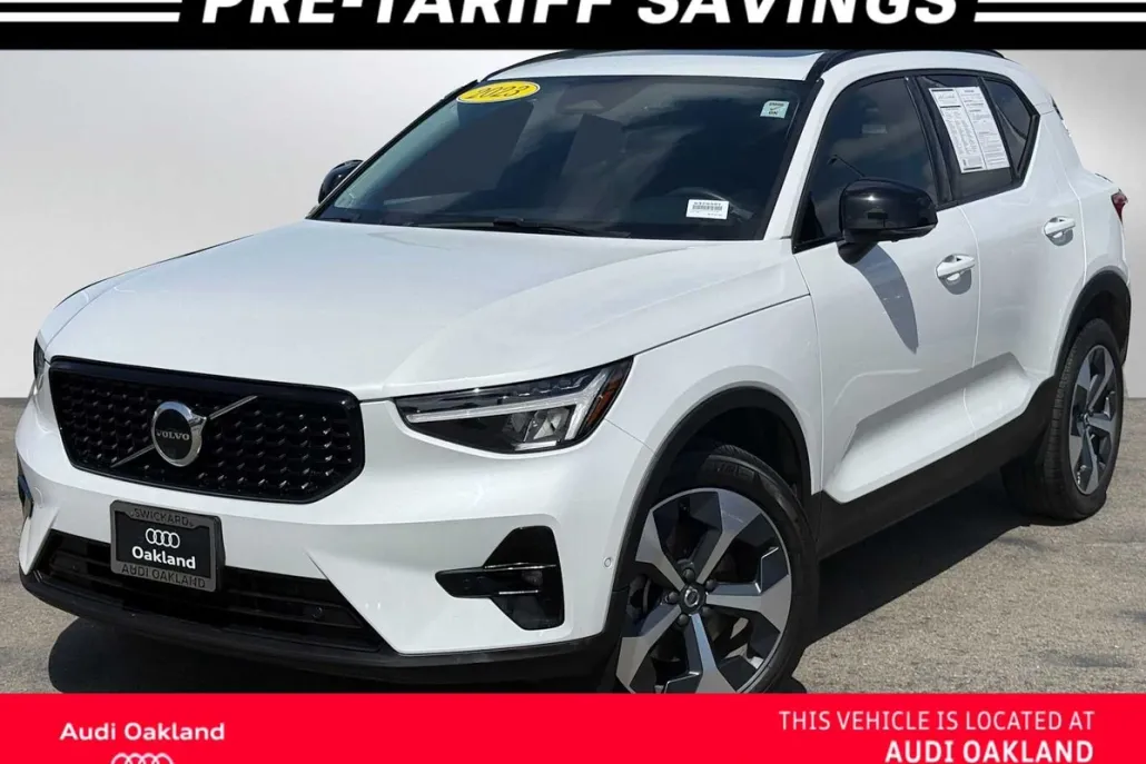 2023 Volvo XC40 Plus photo 1