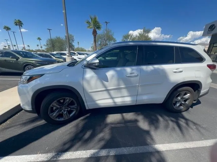 2019 Toyota Highlander Limited Platinum photo 1