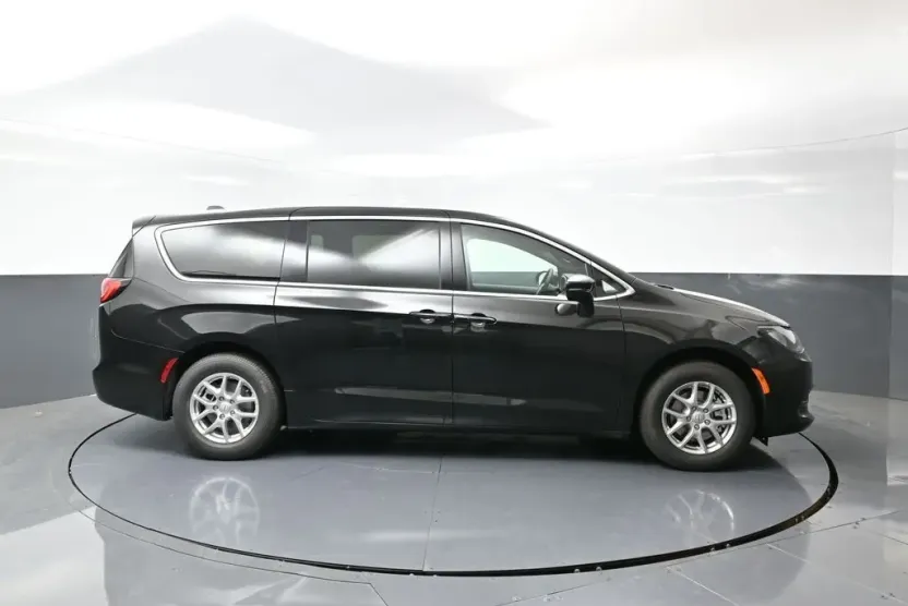 2026 Chrysler Voyager LX photo 1