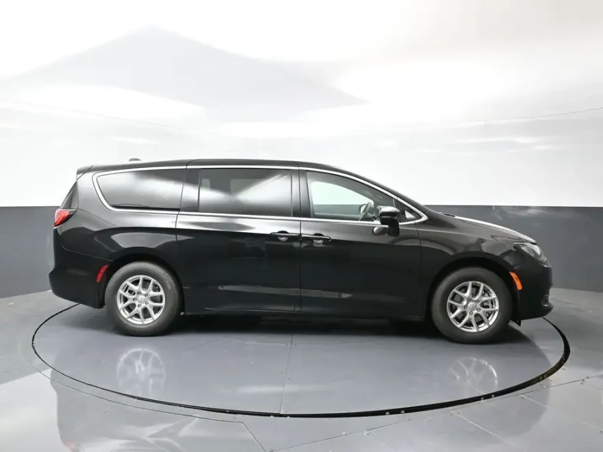 2026 Chrysler Voyager LX photo 1