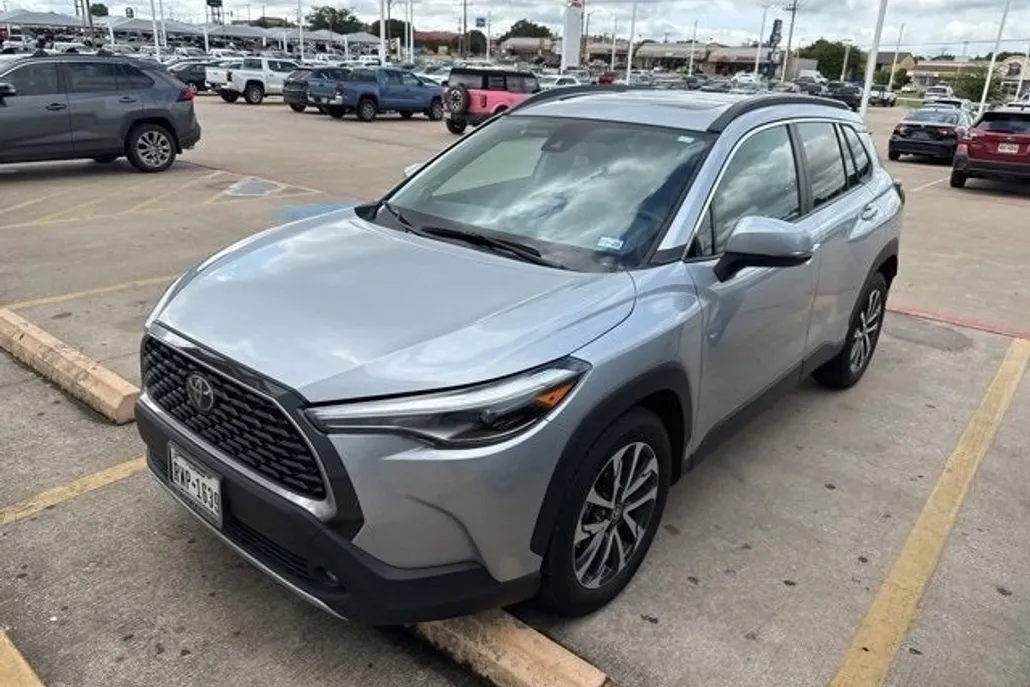 2022 Toyota Corolla Cross XLE photo 1