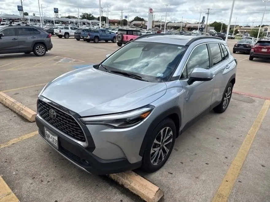 2022 Toyota Corolla Cross XLE photo 1