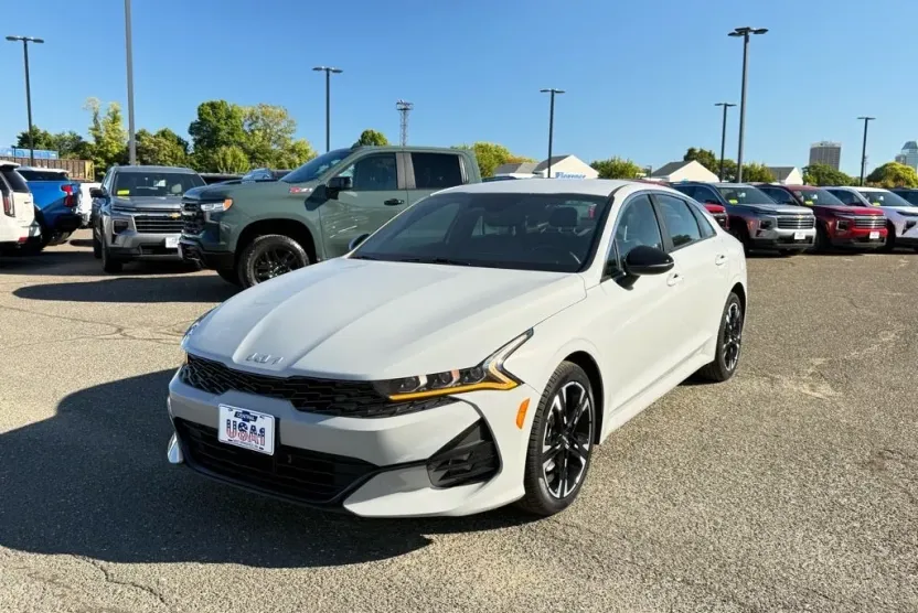 2024 Kia K5 GT-Line photo 1