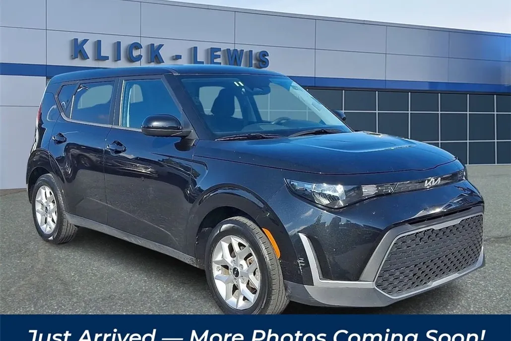 2023 Kia Soul LX photo 1