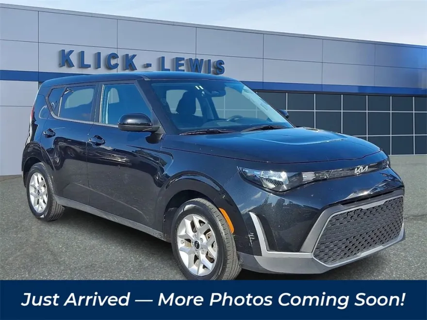 2023 Kia Soul LX photo 1