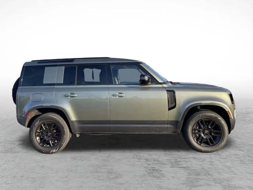 2025 Land Rover Defender 110 S photo 4