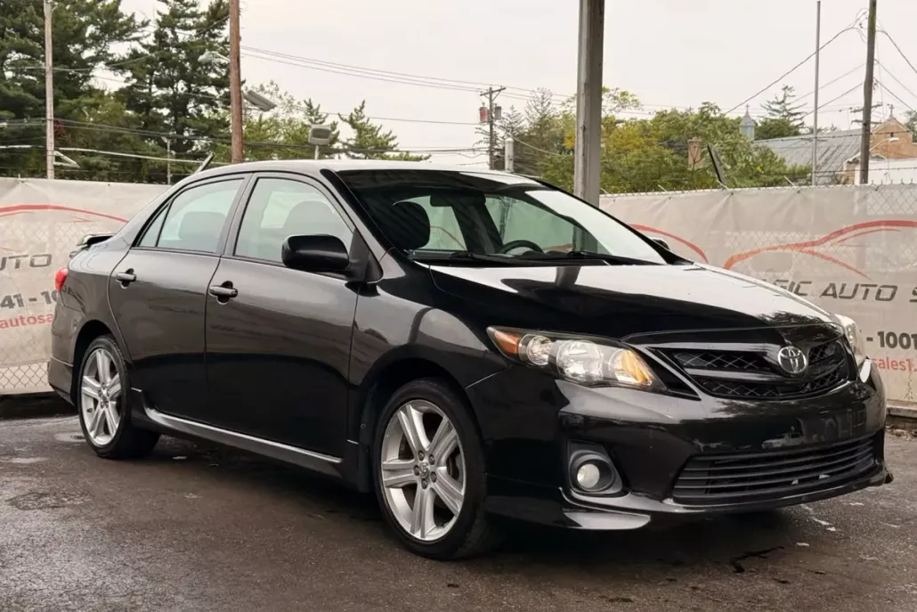 2013 Toyota Corolla photo 1