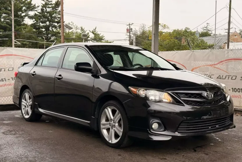 2013 Toyota Corolla photo 1