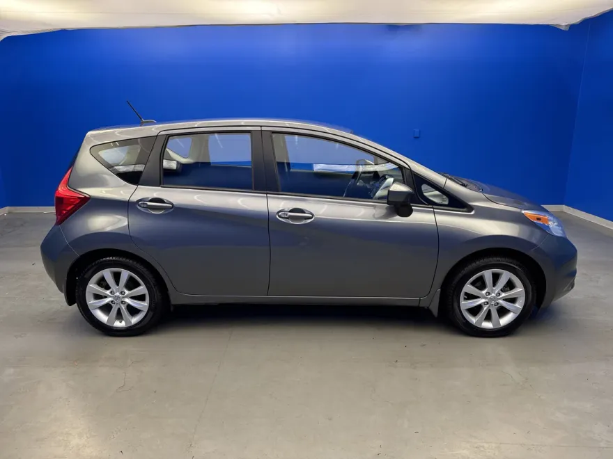 2016 Nissan Versa Note SL photo 1