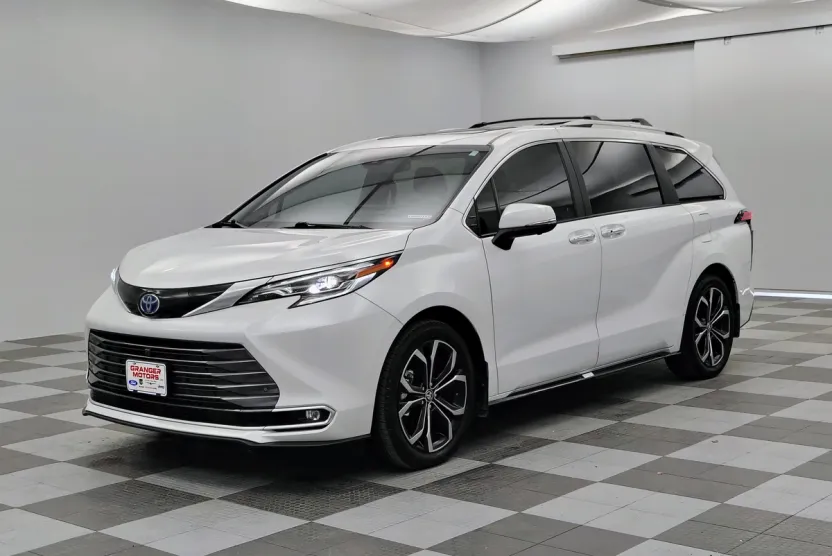 2025 Toyota Sienna Platinum photo 1
