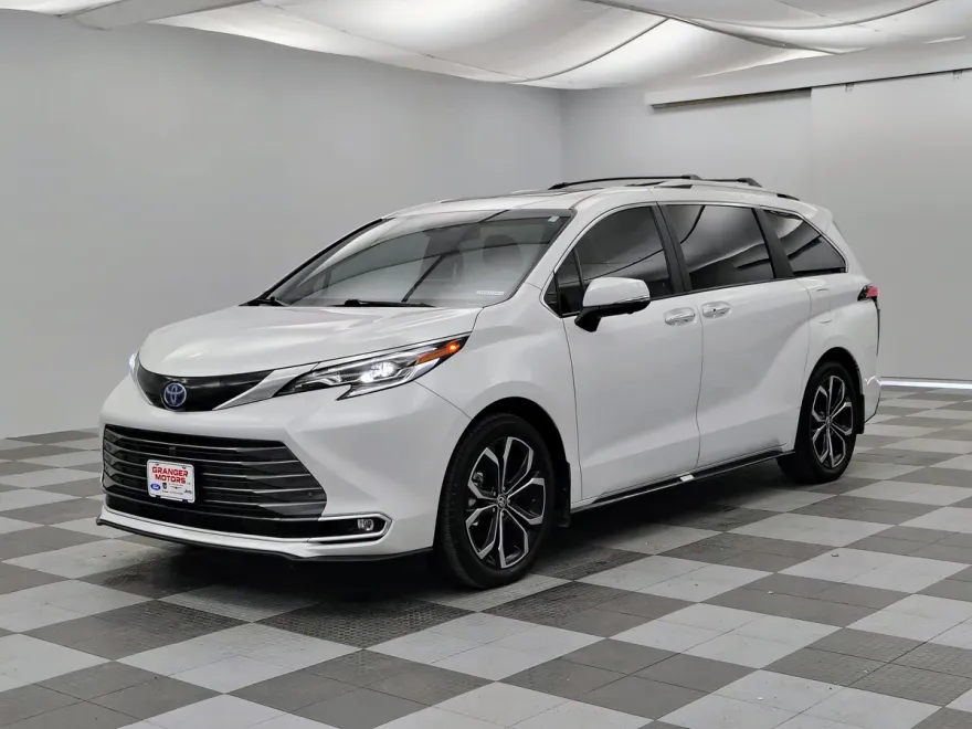 2025 Toyota Sienna Platinum photo 1