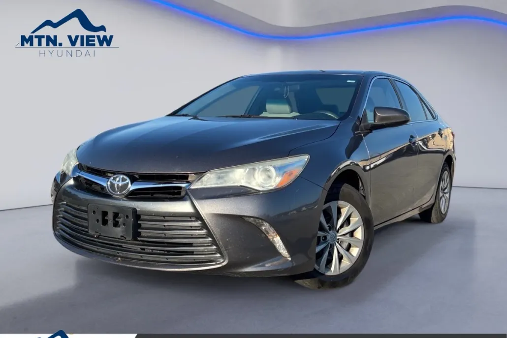 2016 Toyota Camry LE photo 1
