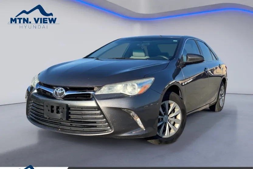 2016 Toyota Camry LE photo 1