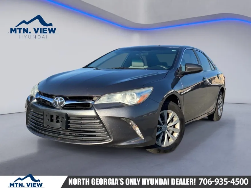 2016 Toyota Camry LE photo 1