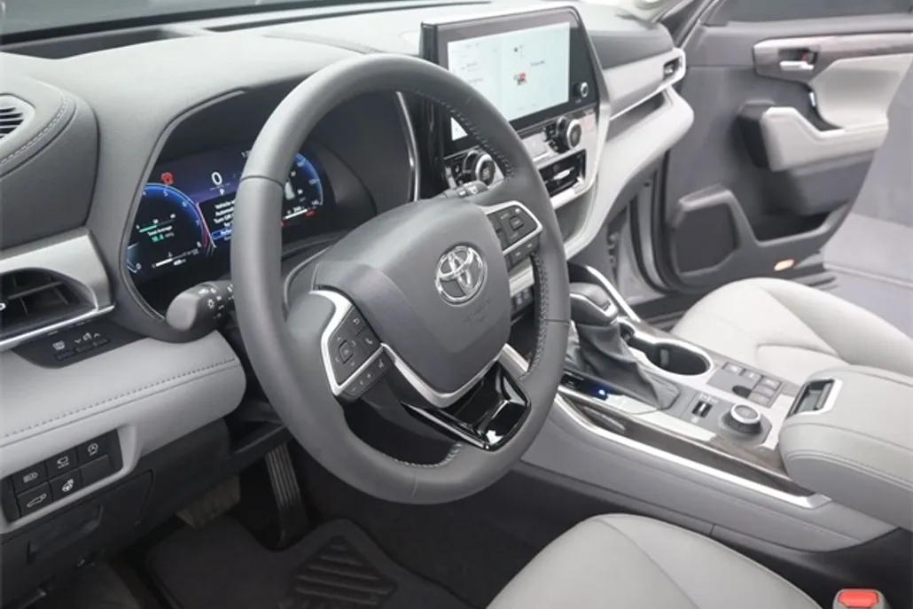 2025 Toyota Highlander Platinum photo 1