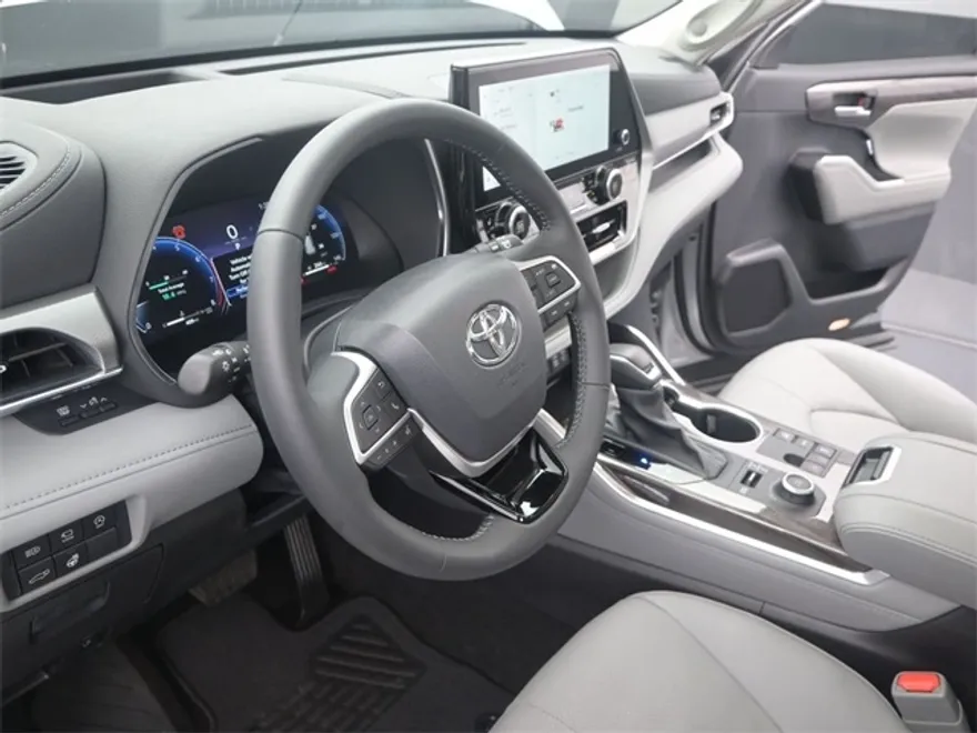 2025 Toyota Highlander Platinum photo 1