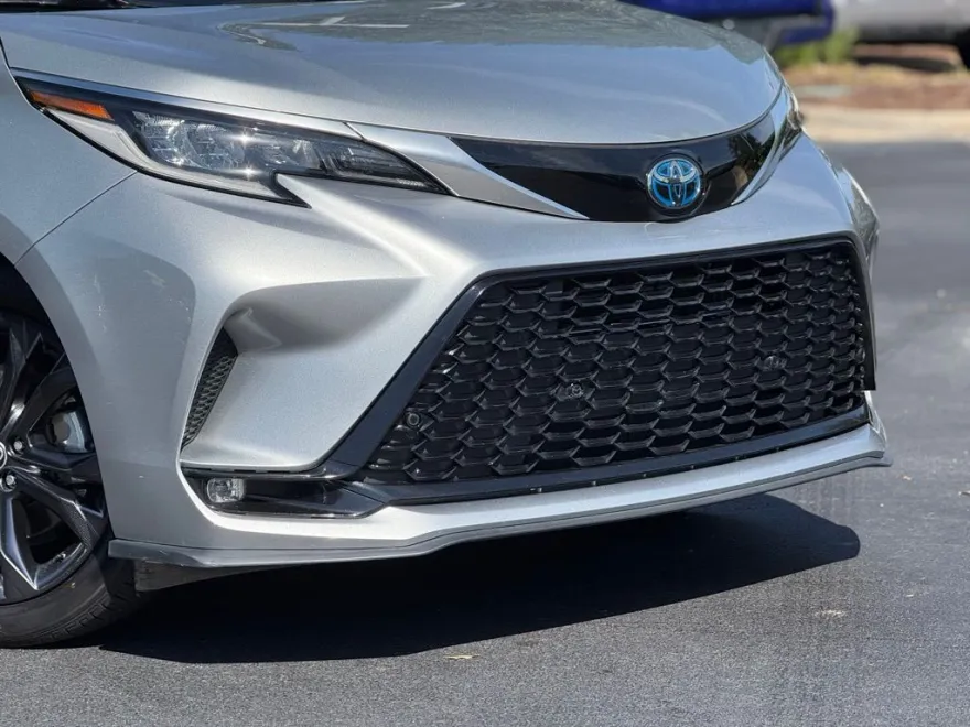 2021 Toyota Sienna XSE photo 1