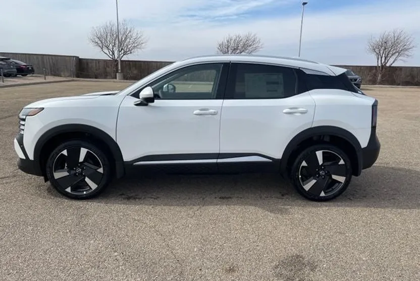 2025 Nissan Kicks SR photo 1