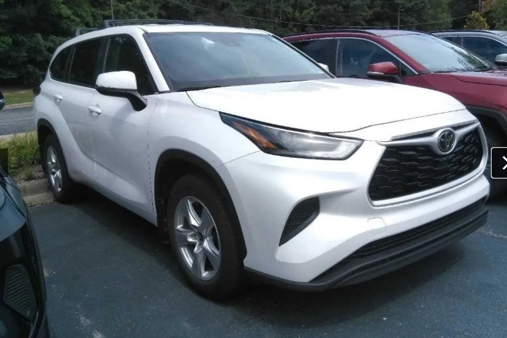 2023 Toyota Highlander L photo 1