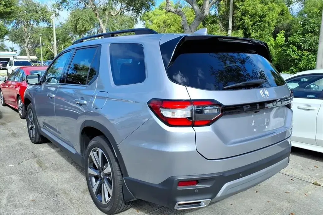 2025 Honda Pilot Touring photo 1